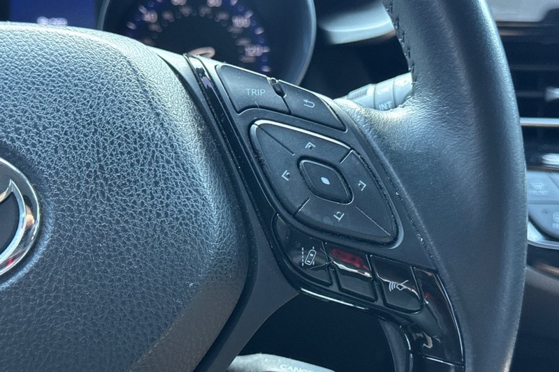 Toyota C-HR Vehicle Full-screen Gallery Image 38