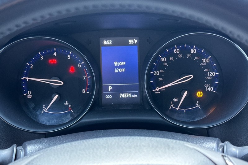 Toyota C-HR Vehicle Full-screen Gallery Image 40