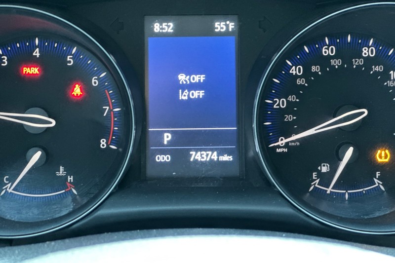 Toyota C-HR Vehicle Full-screen Gallery Image 41