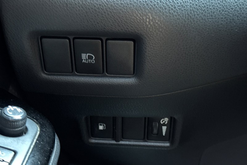 Toyota C-HR Vehicle Full-screen Gallery Image 42