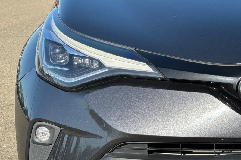 Toyota C-HR Vehicle Full-screen Gallery Image 45