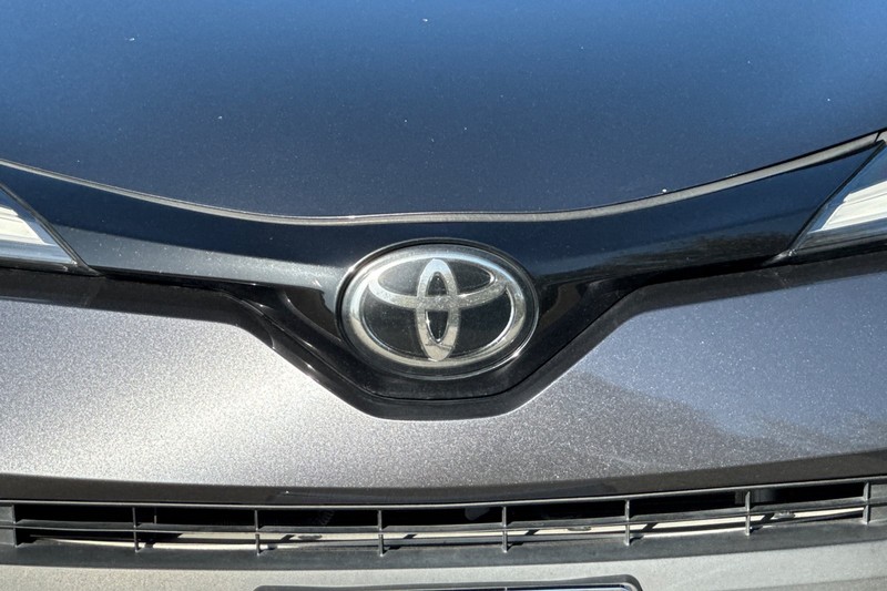 Toyota C-HR Vehicle Full-screen Gallery Image 46