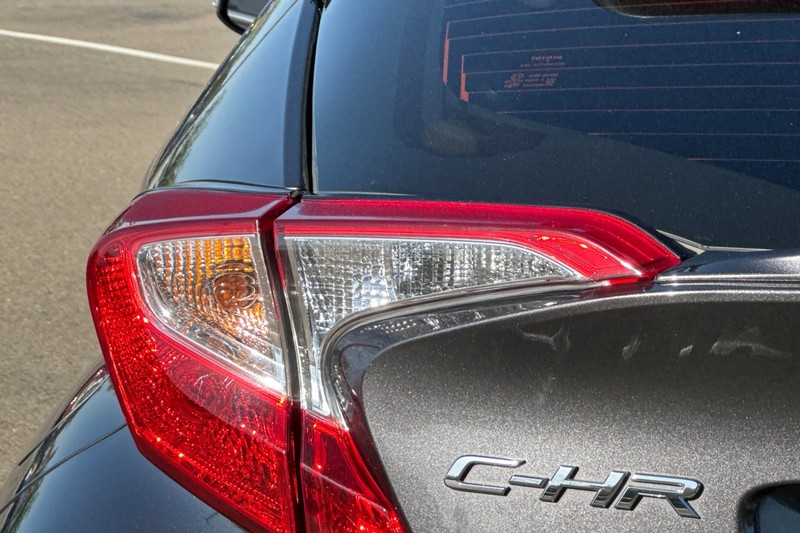 Toyota C-HR Vehicle Full-screen Gallery Image 47