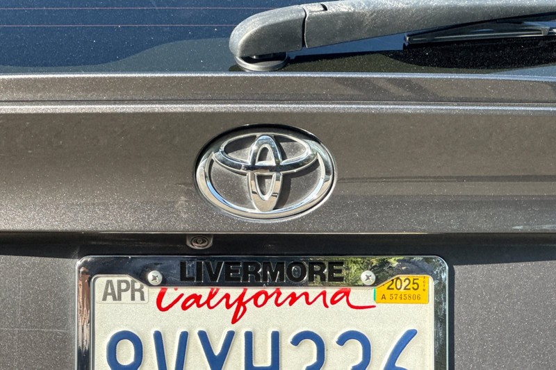 Toyota C-HR Vehicle Full-screen Gallery Image 48