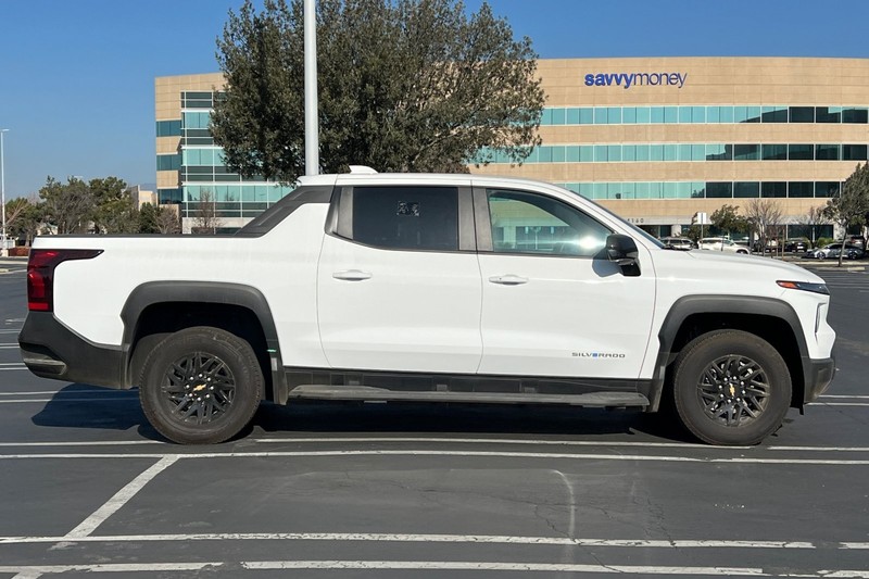 Chevrolet Silverado EV Vehicle Full-screen Gallery Image 03