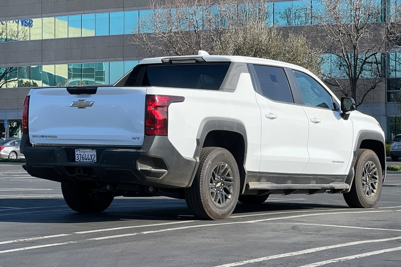 Chevrolet Silverado EV Vehicle Full-screen Gallery Image 04