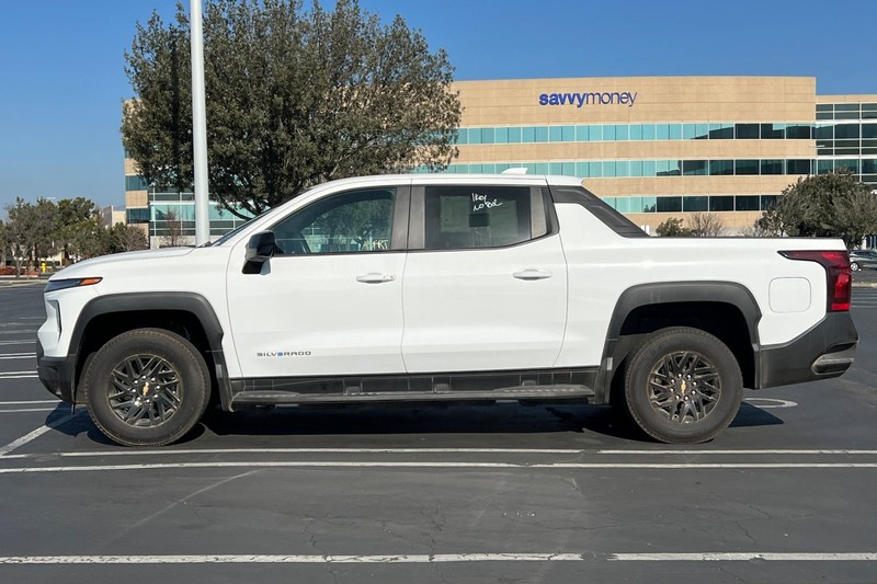 Chevrolet Silverado EV Vehicle Full-screen Gallery Image 07