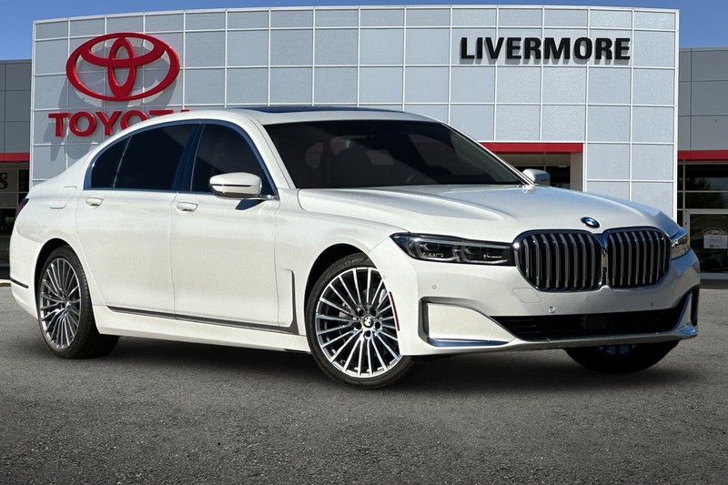 BMW 7 Series Vehicle Full-screen Gallery Image 02