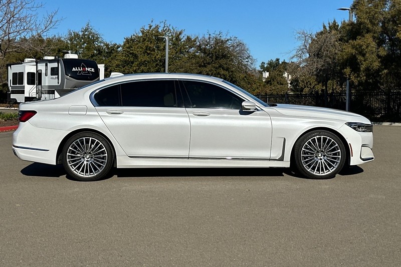 BMW 7 Series Vehicle Full-screen Gallery Image 03