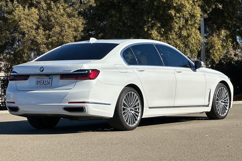 BMW 7 Series Vehicle Full-screen Gallery Image 04