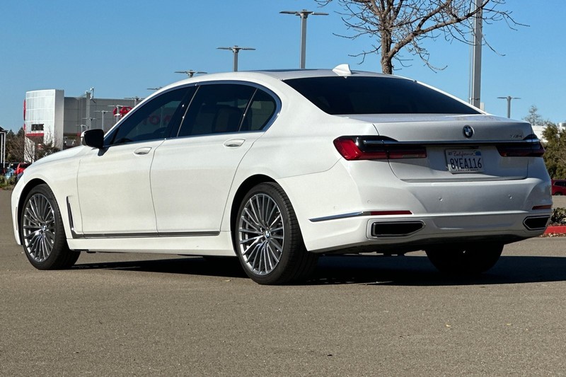 BMW 7 Series Vehicle Full-screen Gallery Image 06