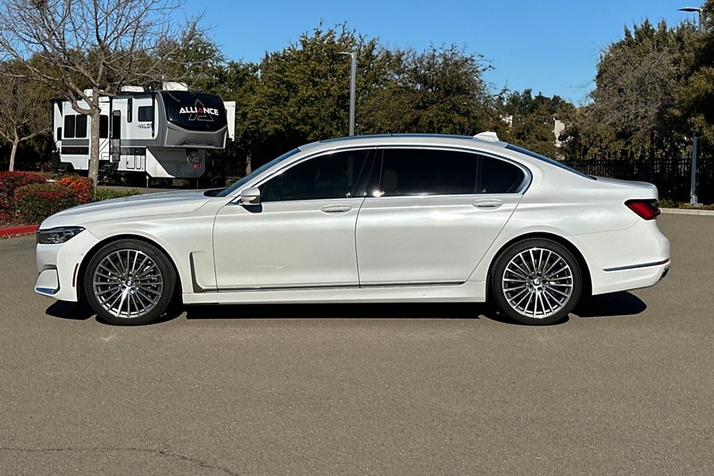BMW 7 Series Vehicle Full-screen Gallery Image 07