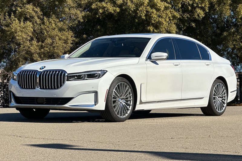 BMW 7 Series Vehicle Full-screen Gallery Image 08