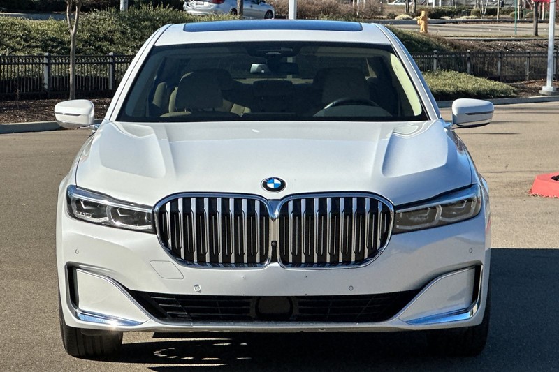 BMW 7 Series Vehicle Full-screen Gallery Image 09