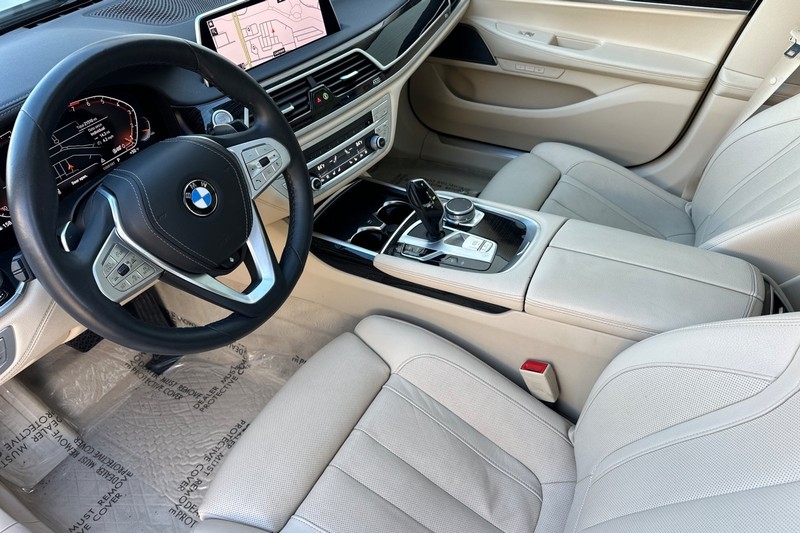 BMW 7 Series Vehicle Full-screen Gallery Image 10