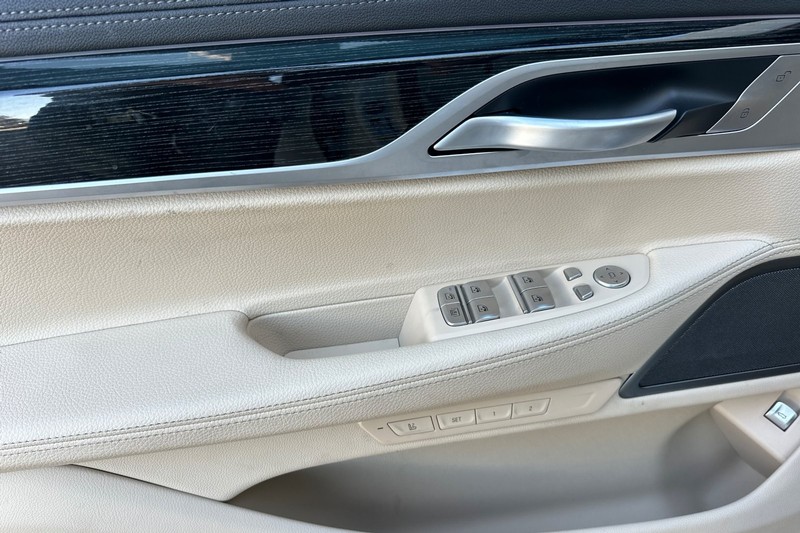BMW 7 Series Vehicle Full-screen Gallery Image 11