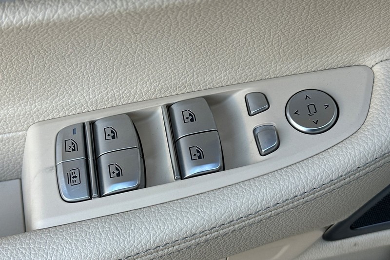 BMW 7 Series Vehicle Full-screen Gallery Image 12