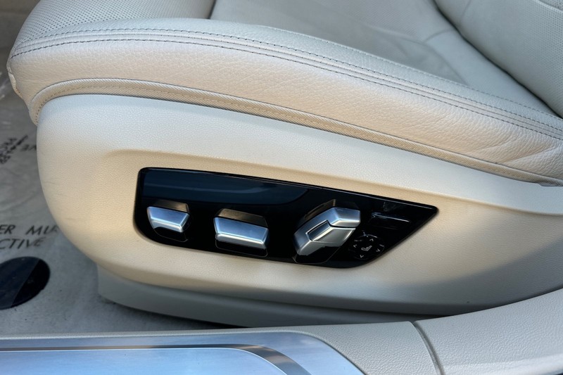 BMW 7 Series Vehicle Full-screen Gallery Image 13