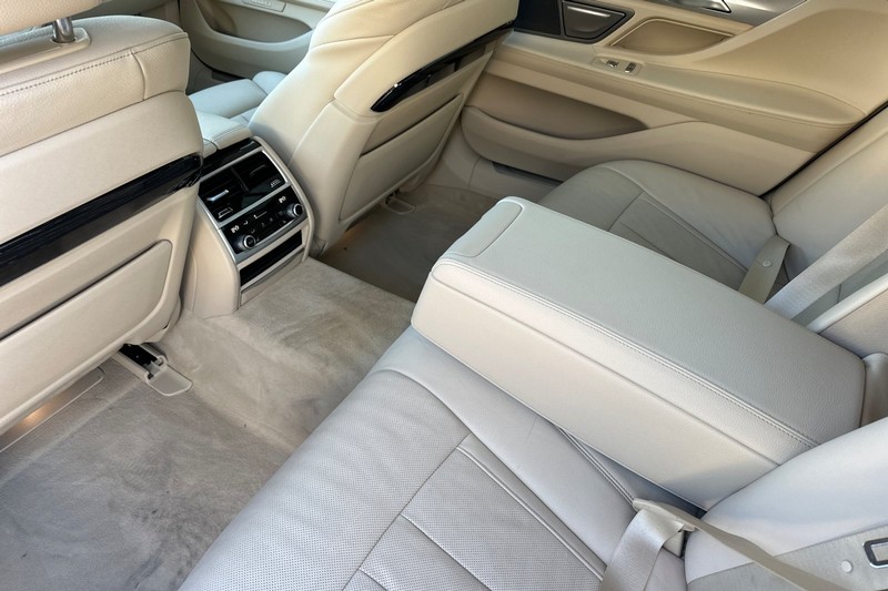 BMW 7 Series Vehicle Full-screen Gallery Image 14