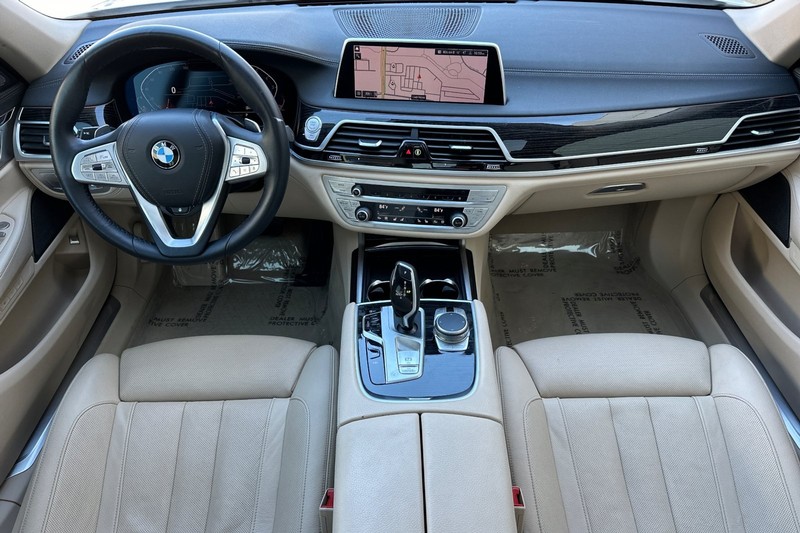 BMW 7 Series Vehicle Full-screen Gallery Image 15