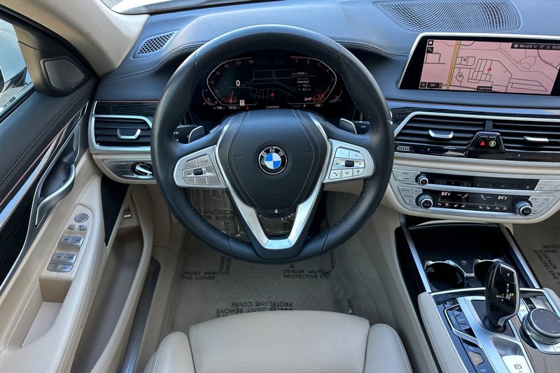BMW 7 Series Vehicle Full-screen Gallery Image 16