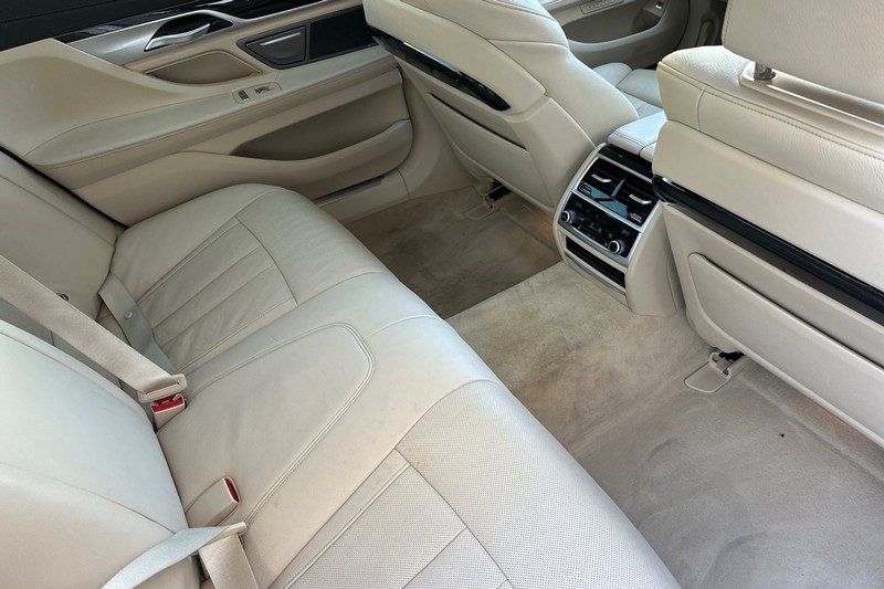 BMW 7 Series Vehicle Full-screen Gallery Image 17