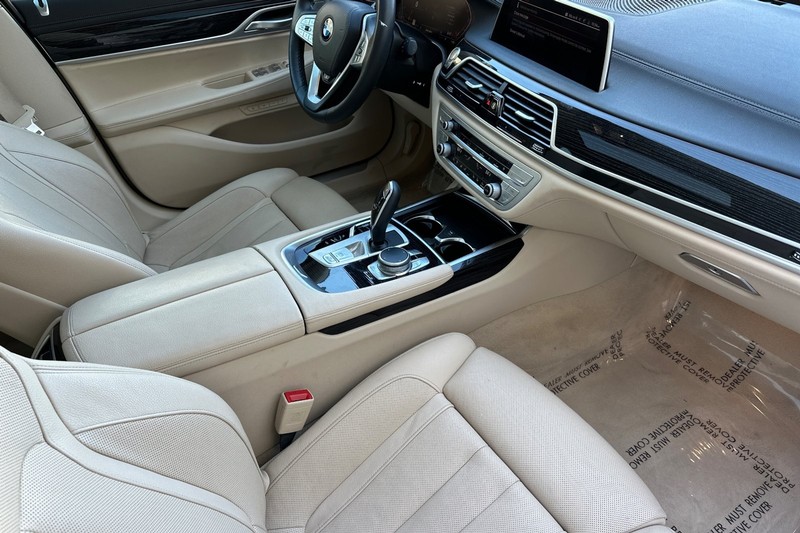 BMW 7 Series Vehicle Full-screen Gallery Image 18