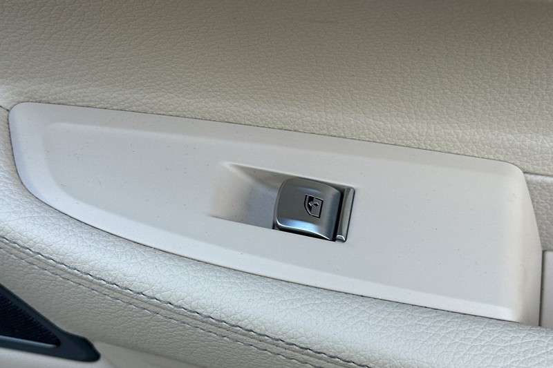 BMW 7 Series Vehicle Full-screen Gallery Image 21