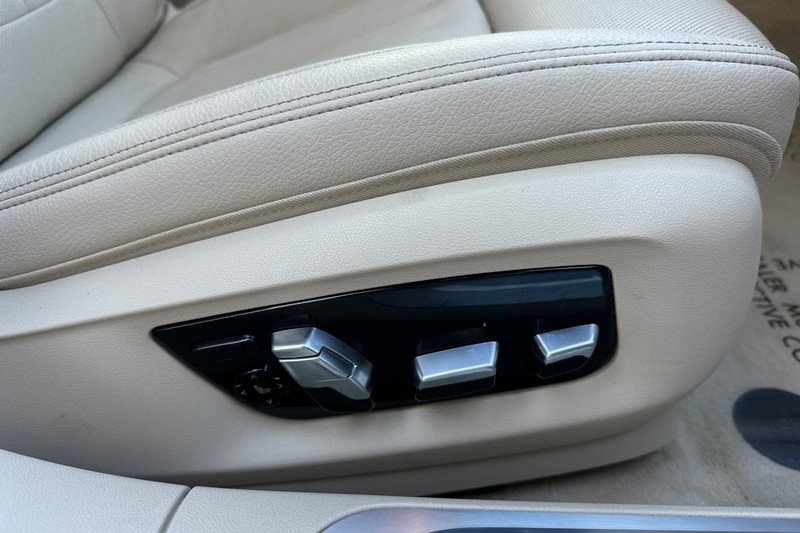 BMW 7 Series Vehicle Full-screen Gallery Image 22