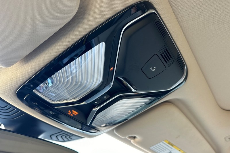 BMW 7 Series Vehicle Full-screen Gallery Image 23
