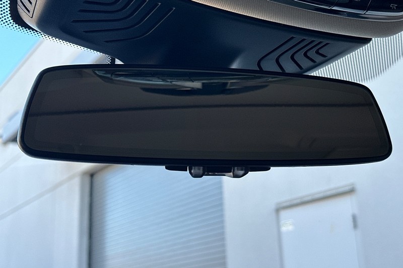 BMW 7 Series Vehicle Full-screen Gallery Image 24