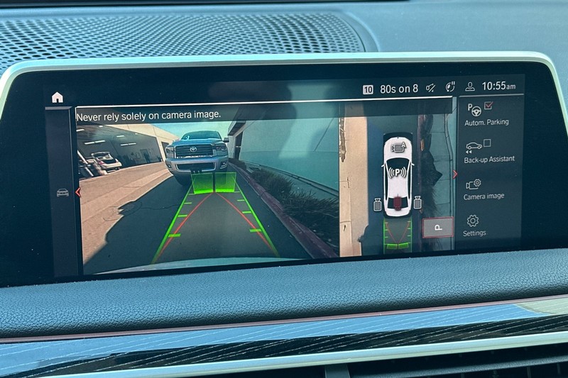 BMW 7 Series Vehicle Full-screen Gallery Image 26