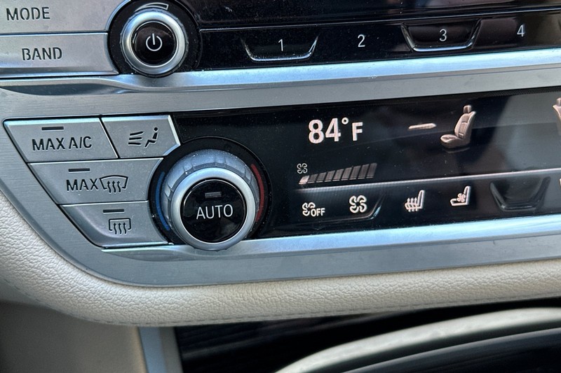BMW 7 Series Vehicle Full-screen Gallery Image 28