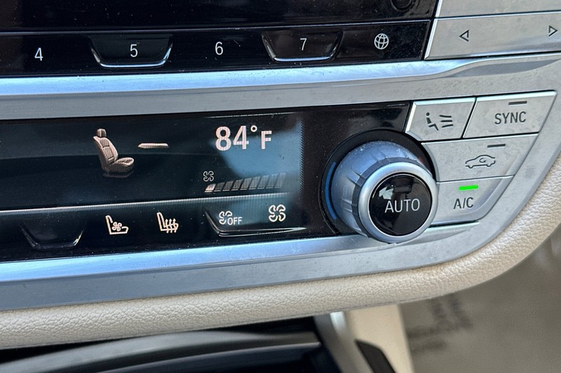 BMW 7 Series Vehicle Full-screen Gallery Image 29