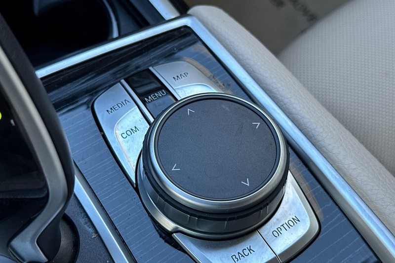 BMW 7 Series Vehicle Full-screen Gallery Image 31