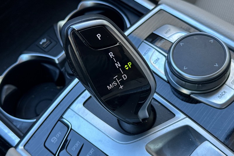 BMW 7 Series Vehicle Full-screen Gallery Image 33