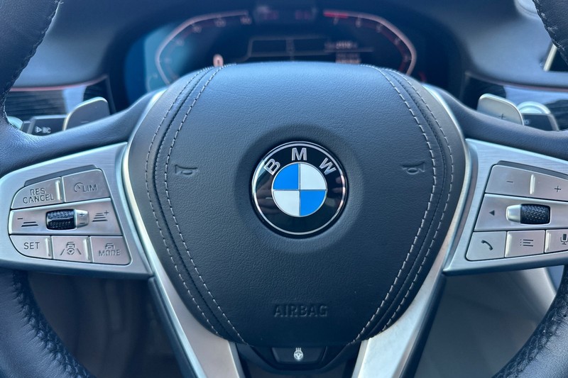 BMW 7 Series Vehicle Full-screen Gallery Image 35