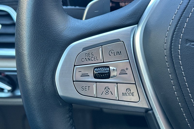 BMW 7 Series Vehicle Full-screen Gallery Image 36