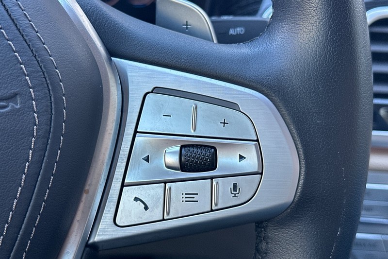 BMW 7 Series Vehicle Full-screen Gallery Image 38