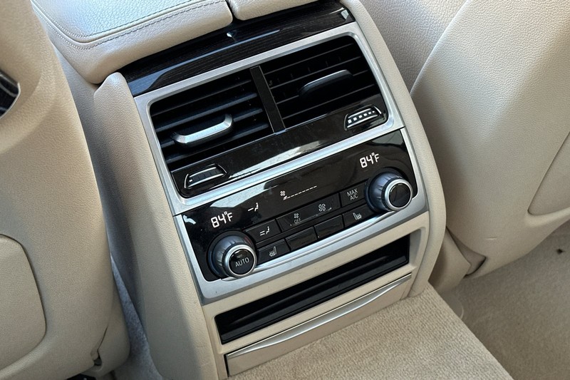BMW 7 Series Vehicle Full-screen Gallery Image 41