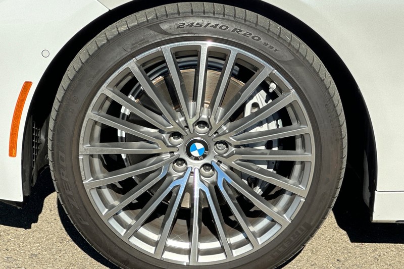 BMW 7 Series Vehicle Full-screen Gallery Image 43