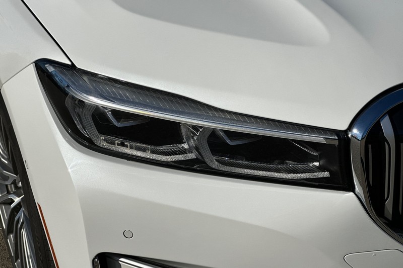 BMW 7 Series Vehicle Full-screen Gallery Image 44