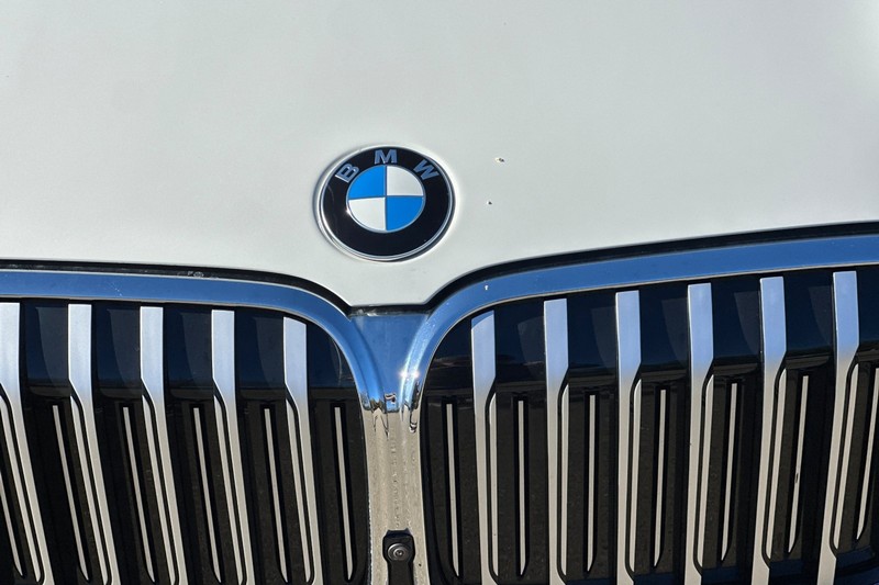BMW 7 Series Vehicle Full-screen Gallery Image 45