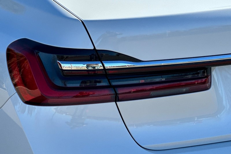 BMW 7 Series Vehicle Full-screen Gallery Image 46