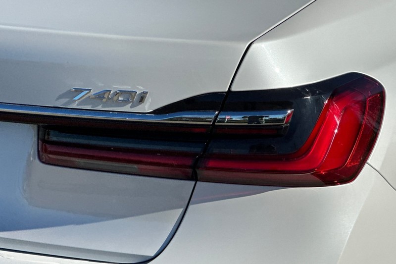 BMW 7 Series Vehicle Full-screen Gallery Image 48