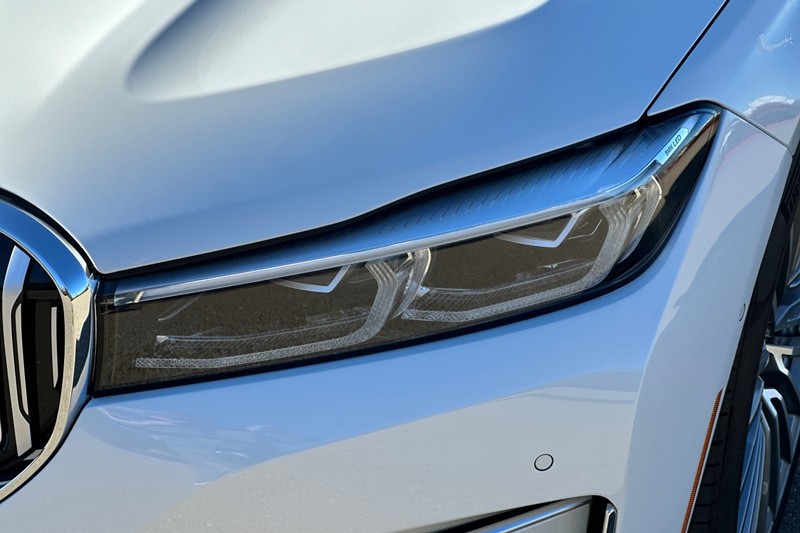 BMW 7 Series Vehicle Full-screen Gallery Image 50
