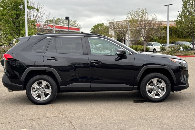 Toyota RAV4 Vehicle Full-screen Gallery Image 03
