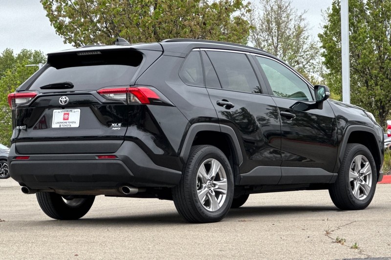 Toyota RAV4 Vehicle Full-screen Gallery Image 04