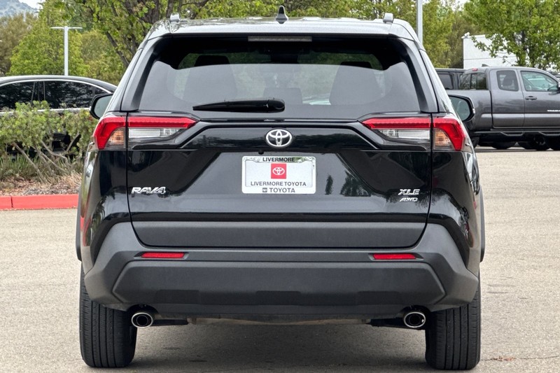 Toyota RAV4 Vehicle Full-screen Gallery Image 05