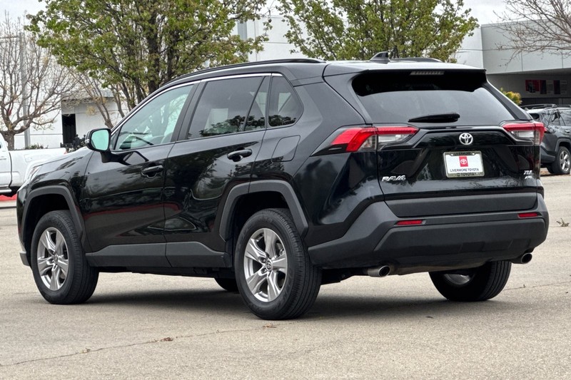 Toyota RAV4 Vehicle Full-screen Gallery Image 06